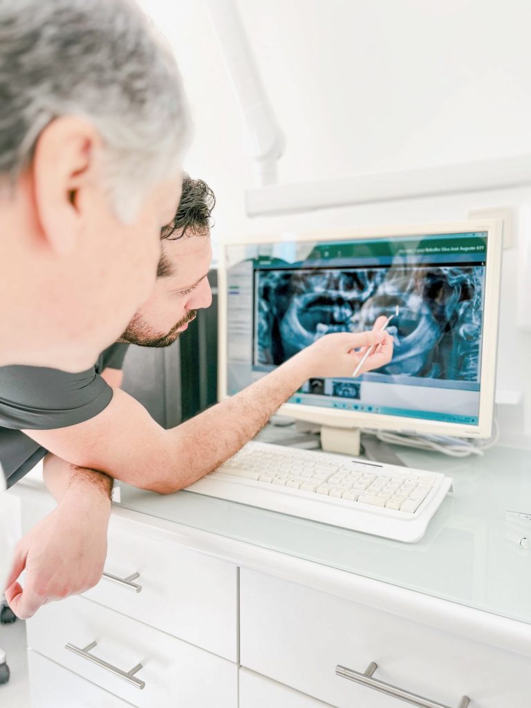 équipe d'implantologue dans une clinique dentaire au portugal