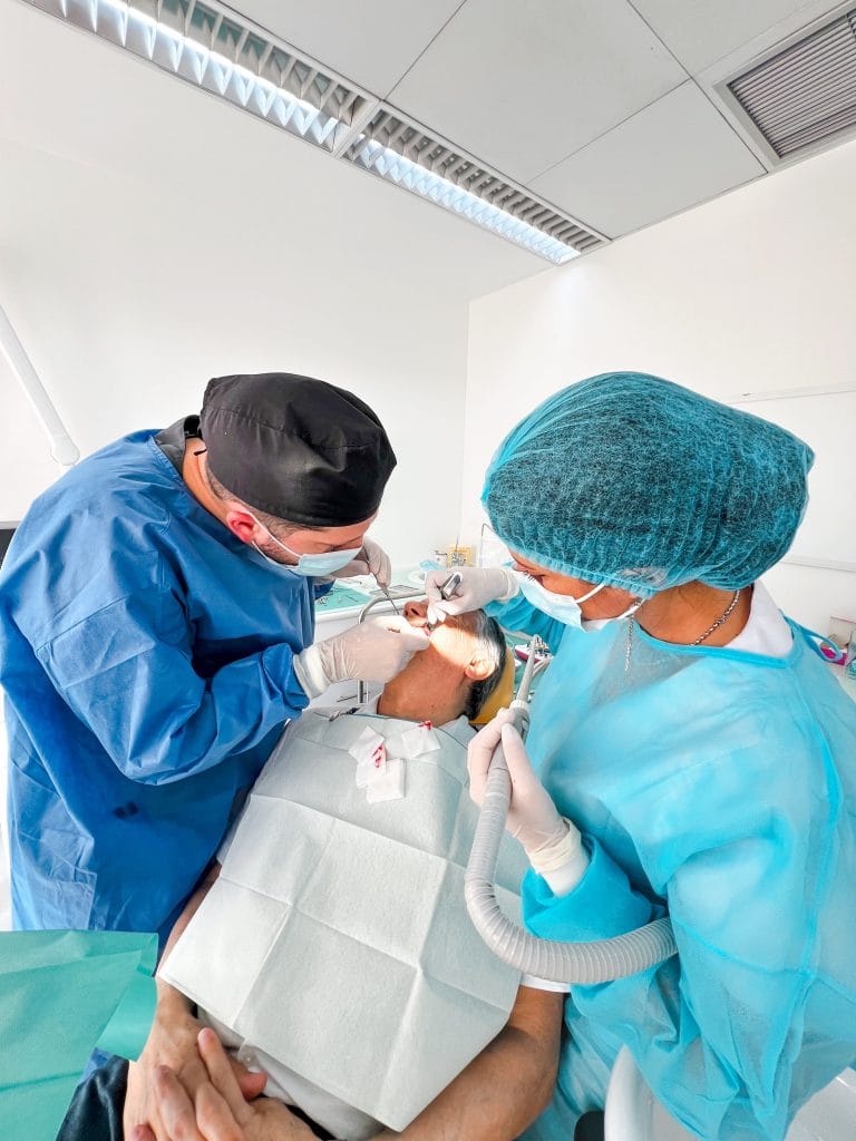 Pose d’implant dentaire à Porto