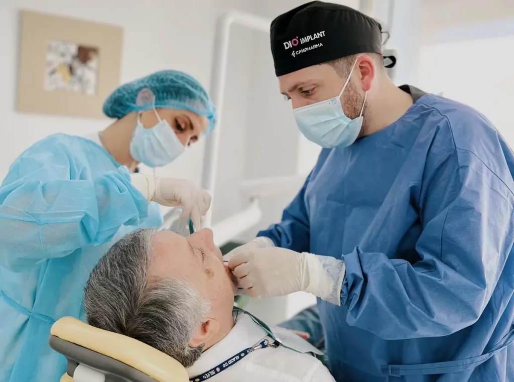 Implant dentaire réalisé à Porto dans une clinique spécialisée