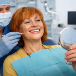 patiente regardant ses dents après traitement All-on-6 Portugal chez un dentiste