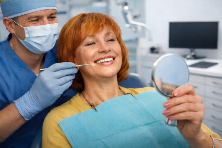 patiente regardant ses dents après traitement All-on-6 Portugal chez un dentiste