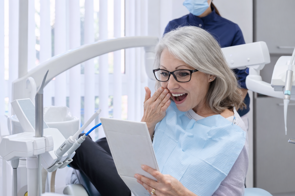 Patiente senior implants dentaires Straumann Portugal miroir