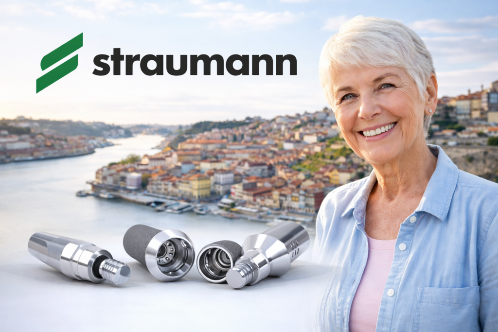 Patiente senior souriante après implants dentaires Straumann au Portugal