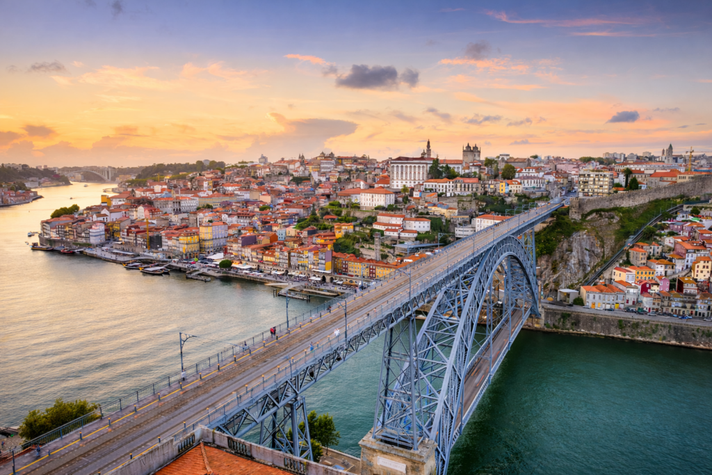 Vue panoramique de Porto au Portugal avec le fleuve Douro et le centre historique au coucher du soleil