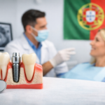 modèle implant dentaire en clinique au Portugal avec patient en consultation